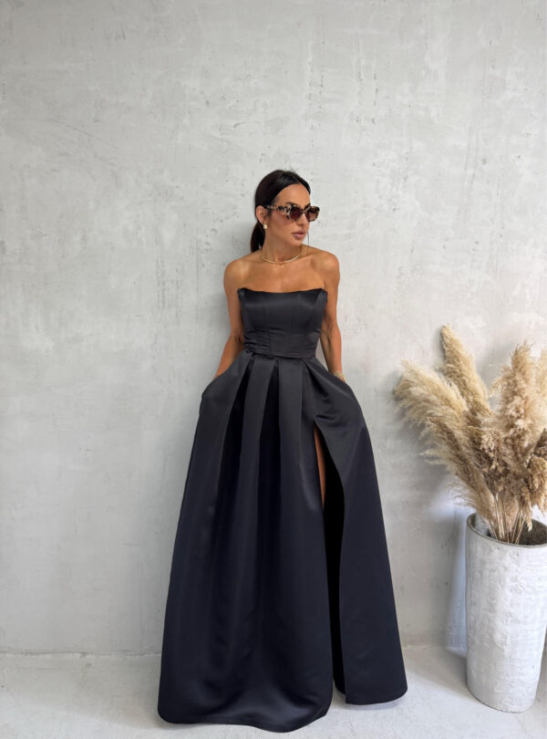 Duga elegantna crna satenska korset haljina A kroja sa dubokim šlicem, raskošnim faltama i džepovima