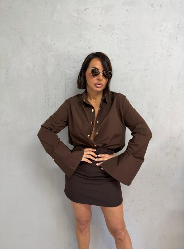 Basic pamučna braon košulja sa visokim manžetnama i ukrasnim zlatnim dugmadima