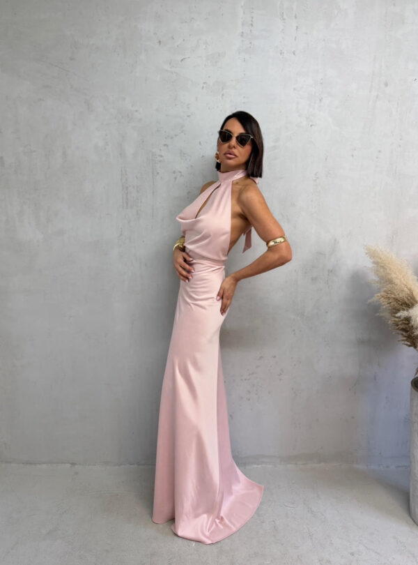 Duga roze elegantna satenska haljina otvorenih leđa sa rolka kragnom