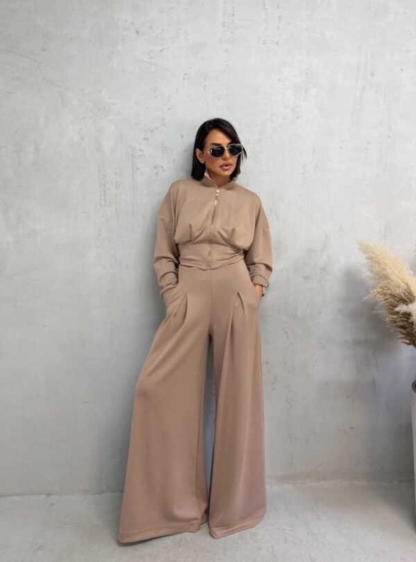 Sportsko-elegantni svetlo braon komplet donjeg dela trenerki sa ultra širokim nogavicama i visokim strukom i strukiranom duksericom