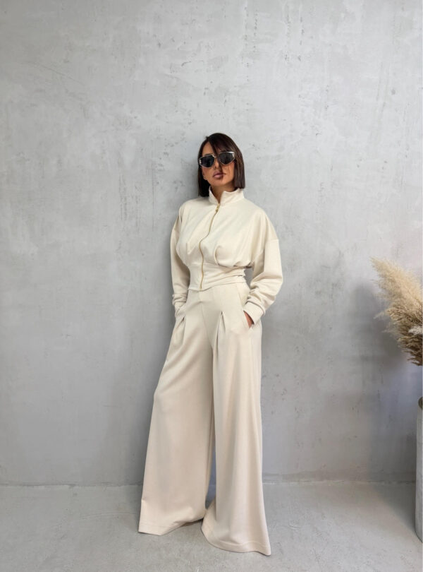 Sportsko-elegantni bež komplet donjeg dela trenerki sa ultra širokim nogavicama i visokim strukom i strukiranom duksericom
