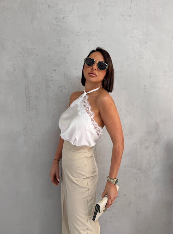Bela elegantna bluza sa čipkom bez rukava sa halter dekolteom