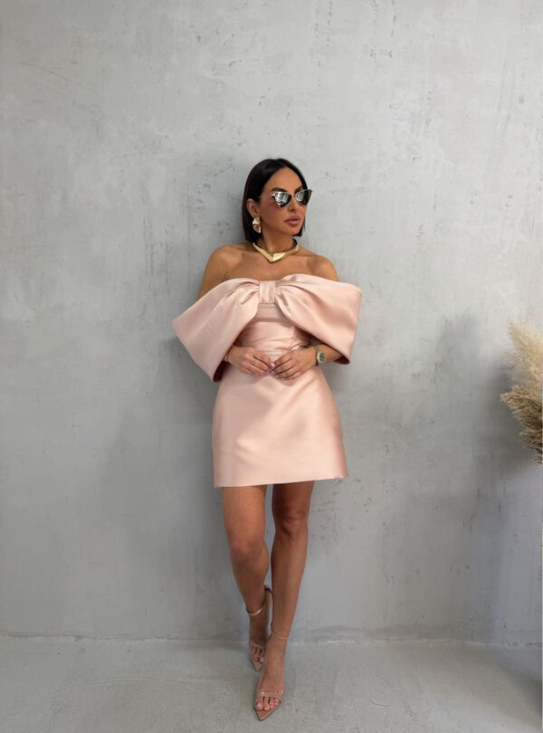 Mini roze satenska haljina ravnog kroja sa mašnom umesto rukava od sedefastog materijala