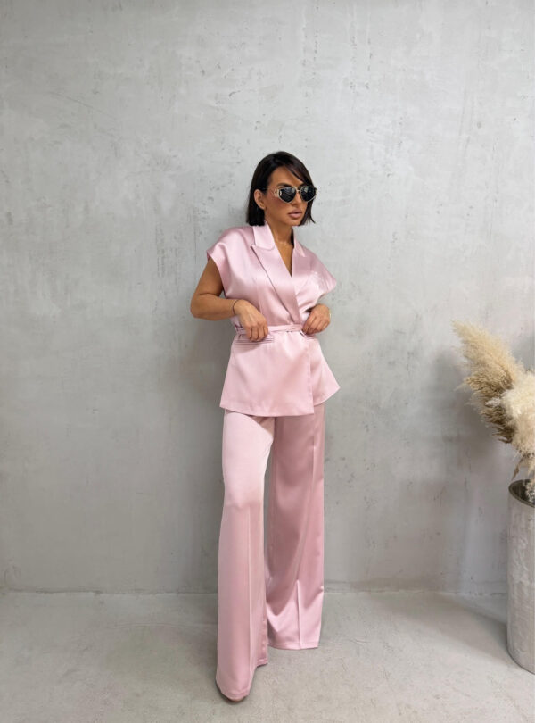 Satenski roze sjajni elegantni komplet zvonastih pantalona visokog struka i prsluka na vezivanje