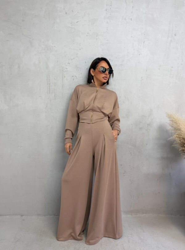 Sportsko-elegantni svetlo braon komplet donjeg dela trenerki sa ultra širokim nogavicama i visokim strukom i strukiranom duksericom