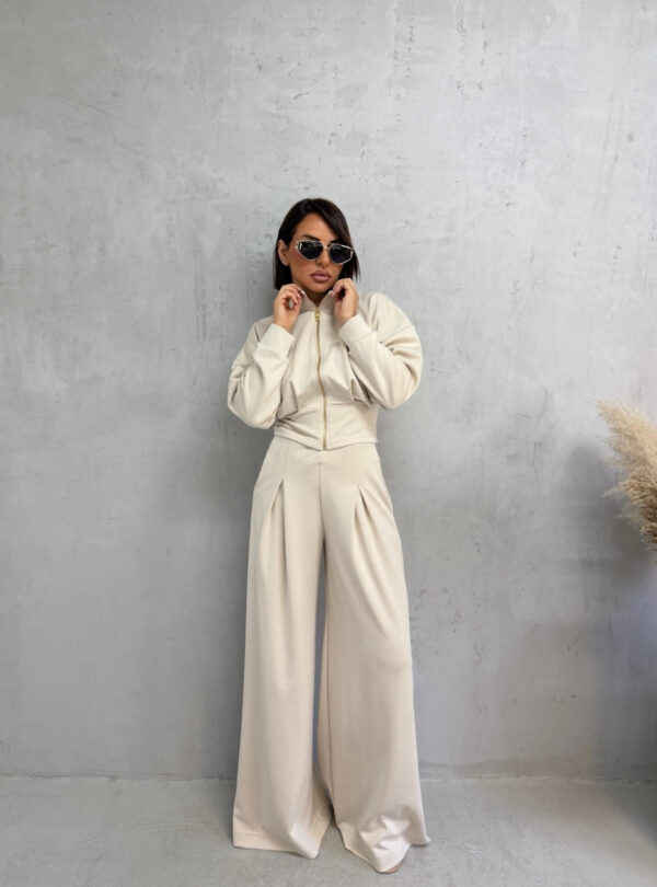 Sportsko-elegantni bež komplet donjeg dela trenerki sa ultra širokim nogavicama i visokim strukom i strukiranom duksericom