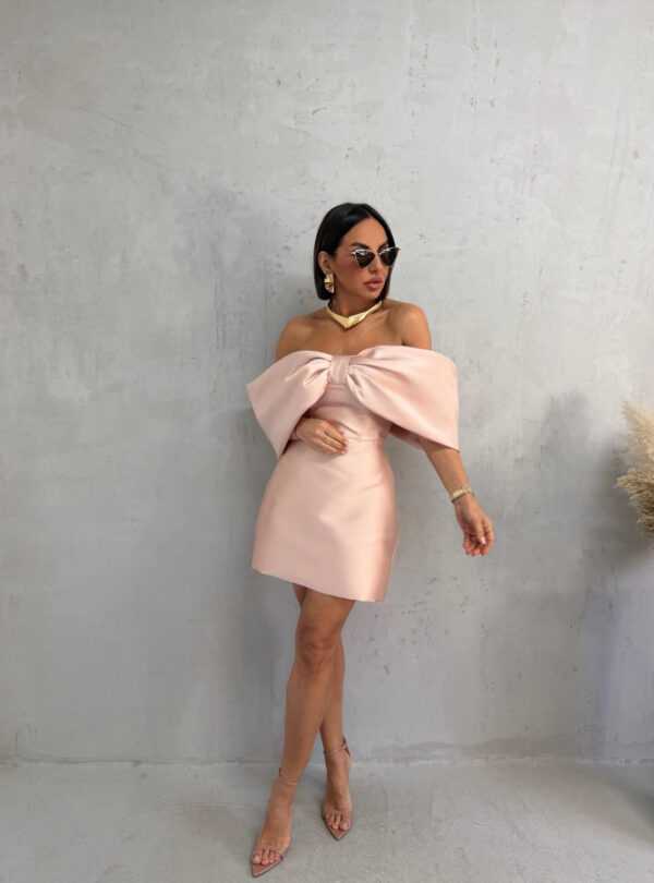 Mini roze satenska haljina ravnog kroja sa mašnom umesto rukava od sedefastog materijala
