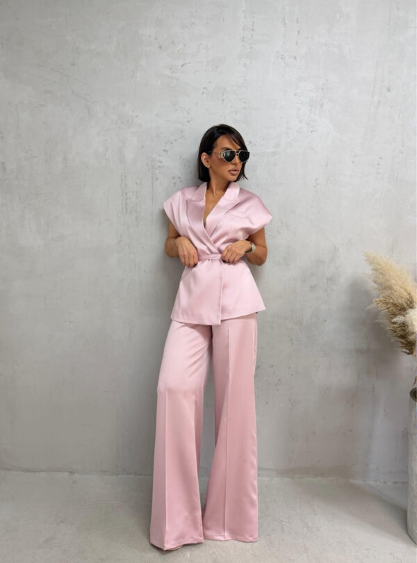 Satenski roze sjajni elegantni komplet zvonastih pantalona visokog struka i prsluka na vezivanje