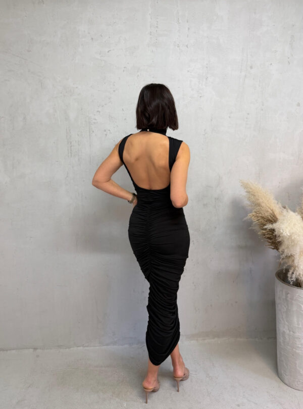 Uska crna midi nabrana haljina sa otvorenijim leđima