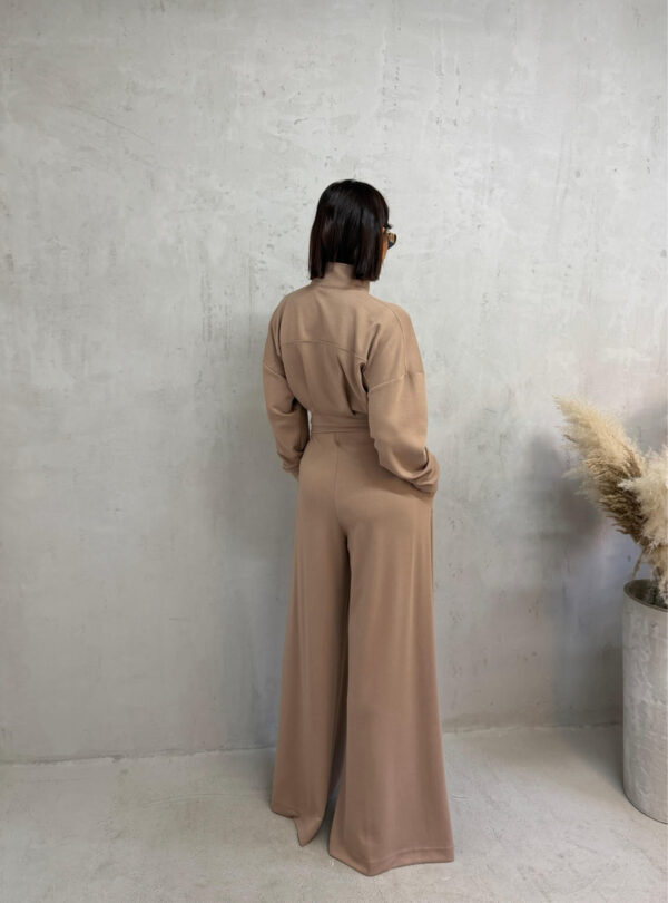 Sportsko-elegantni svetlo braon komplet donjeg dela trenerki sa ultra širokim nogavicama i visokim strukom i strukiranom duksericom