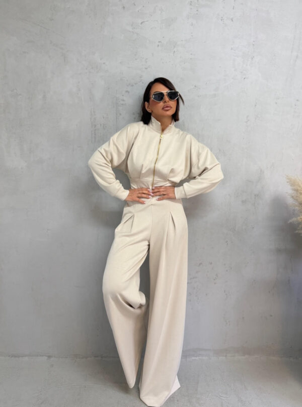 Sportsko-elegantni bež komplet donjeg dela trenerki sa ultra širokim nogavicama i visokim strukom i strukiranom duksericom