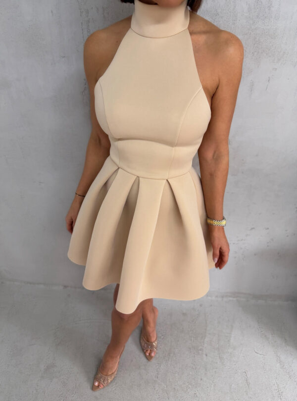 Mini bež elegantna haljina A kroja od čvrste skube sa rolka kragnom i otvorenim leđima