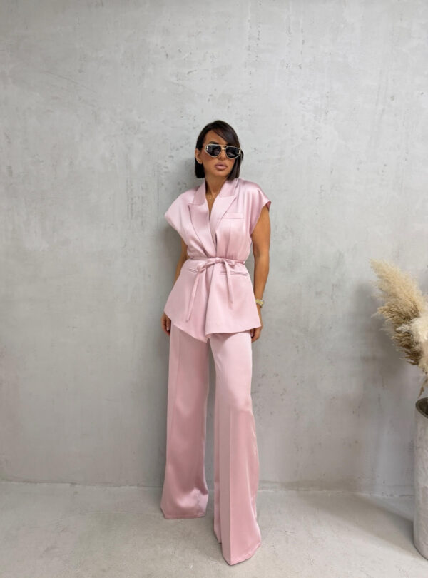 Satenski roze sjajni elegantni komplet zvonastih pantalona visokog struka i prsluka na vezivanje