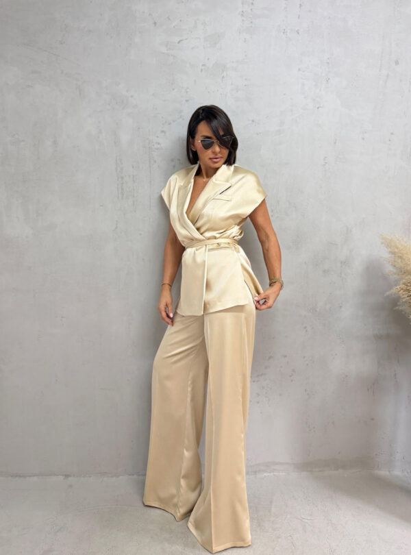 Satenski bež sjajni elegantni komplet zvonastih pantalona visokog struka i prsluka na vezivanje