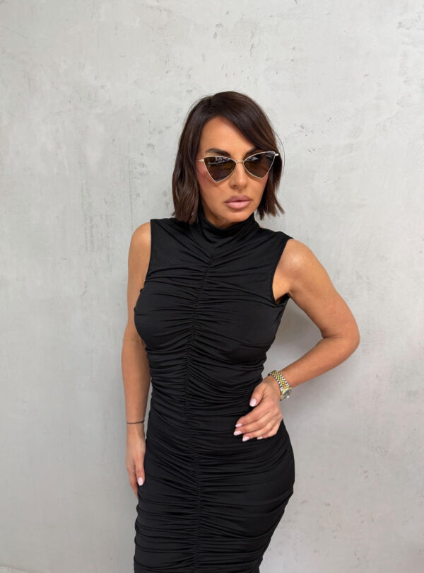 Uska crna midi nabrana haljina sa otvorenijim leđima