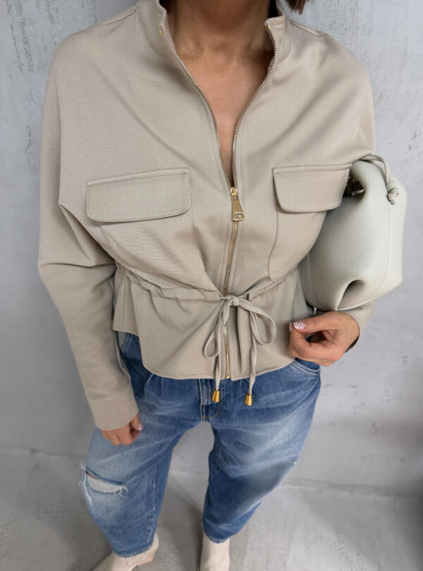 Strukirana trendi bež jaknica