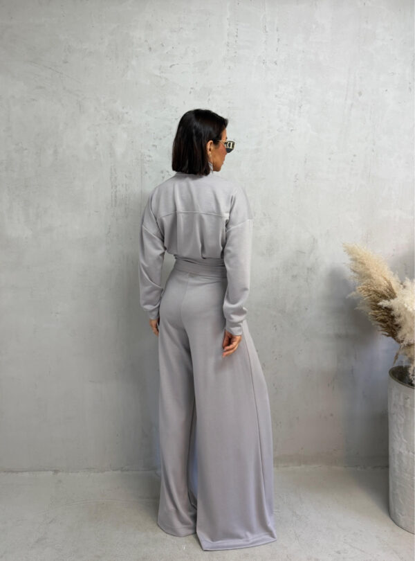 Sportsko-elegantni sivi komplet donjeg dela trenerki sa ultra širokim nogavicama i visokim strukom i strukiranom duksericom