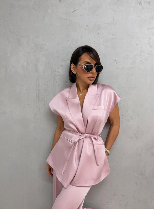 Satenski roze sjajni elegantni komplet zvonastih pantalona visokog struka i prsluka na vezivanje