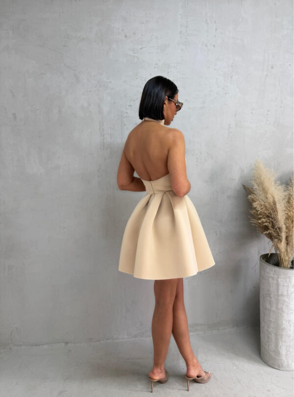 Mini bež elegantna haljina A kroja od čvrste skube sa rolka kragnom i otvorenim leđima