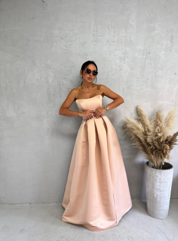 Duga elegantna bež satenska korset haljina A kroja sa dubokim šlicem, raskošnim faltama i džepovima