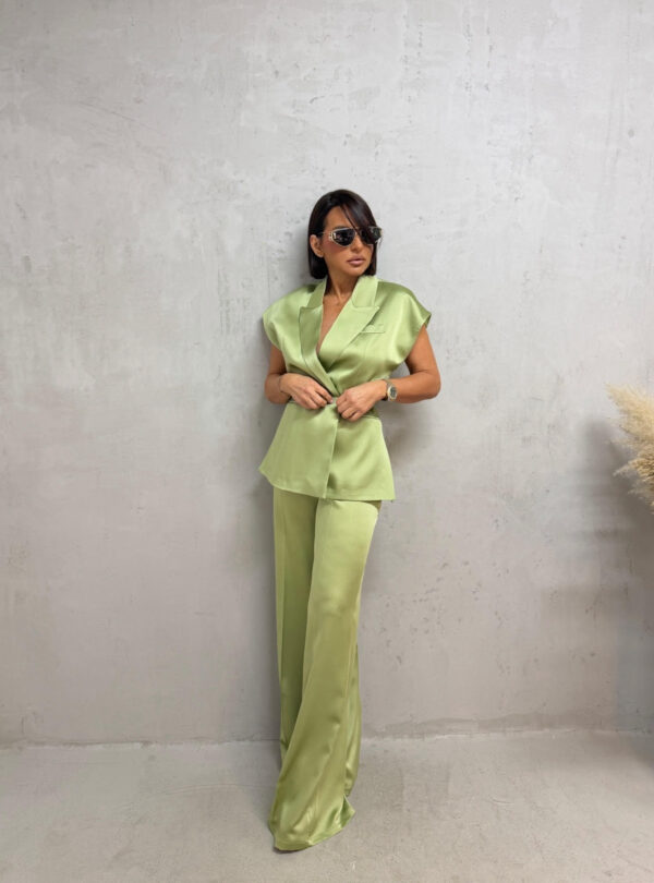 Satenski pistaći zeleni sjajni elegantni komplet zvonastih pantalona visokog struka i prsluka na vezivanje