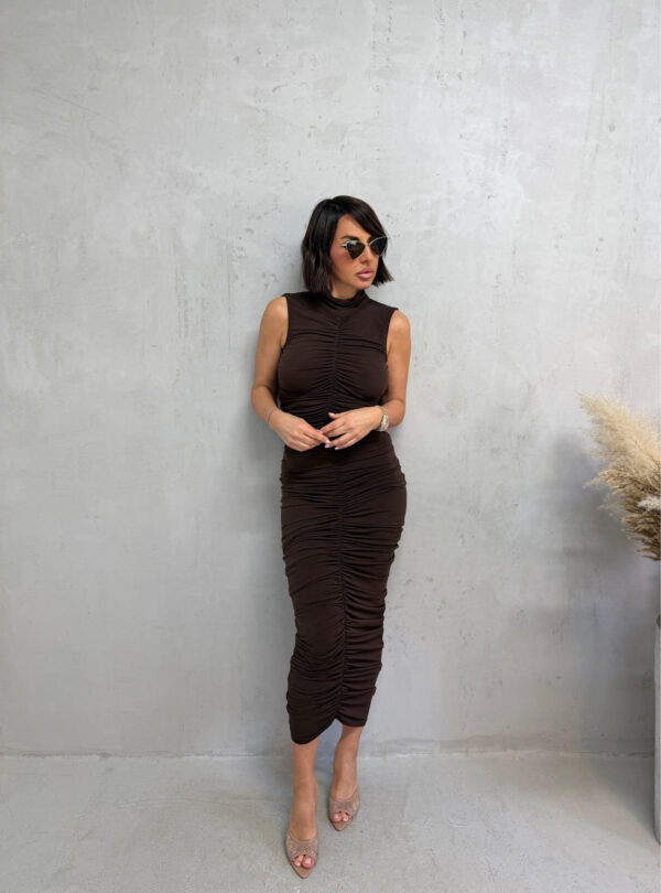 Uska braon midi nabrana haljina sa otvorenijim leđima