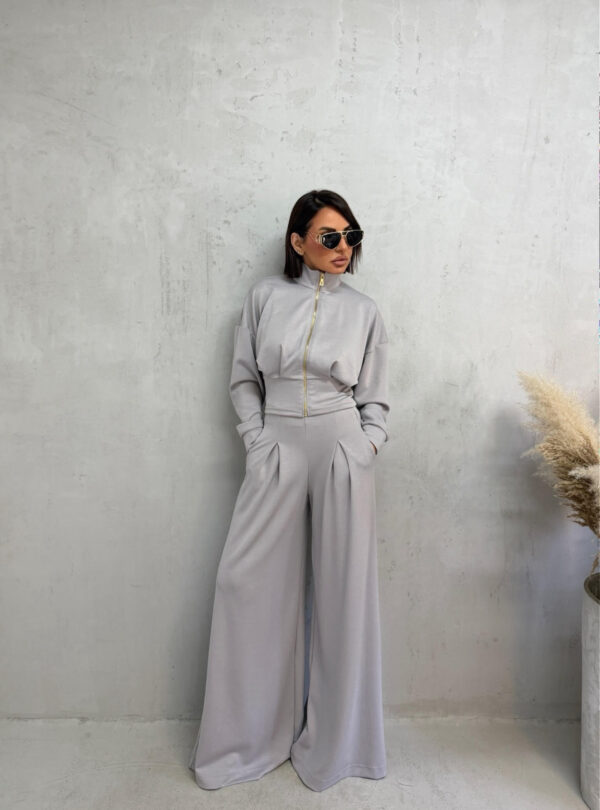 Sportsko-elegantni sivi komplet donjeg dela trenerki sa ultra širokim nogavicama i visokim strukom i strukiranom duksericom