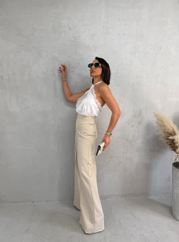 Bela elegantna bluza sa čipkom bez rukava sa halter dekolteom