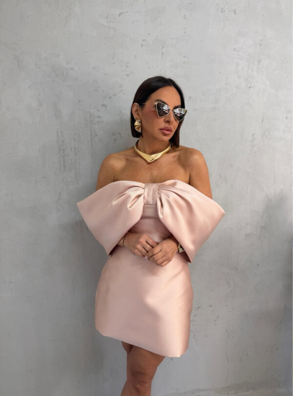 Mini roze satenska haljina ravnog kroja sa mašnom umesto rukava od sedefastog materijala