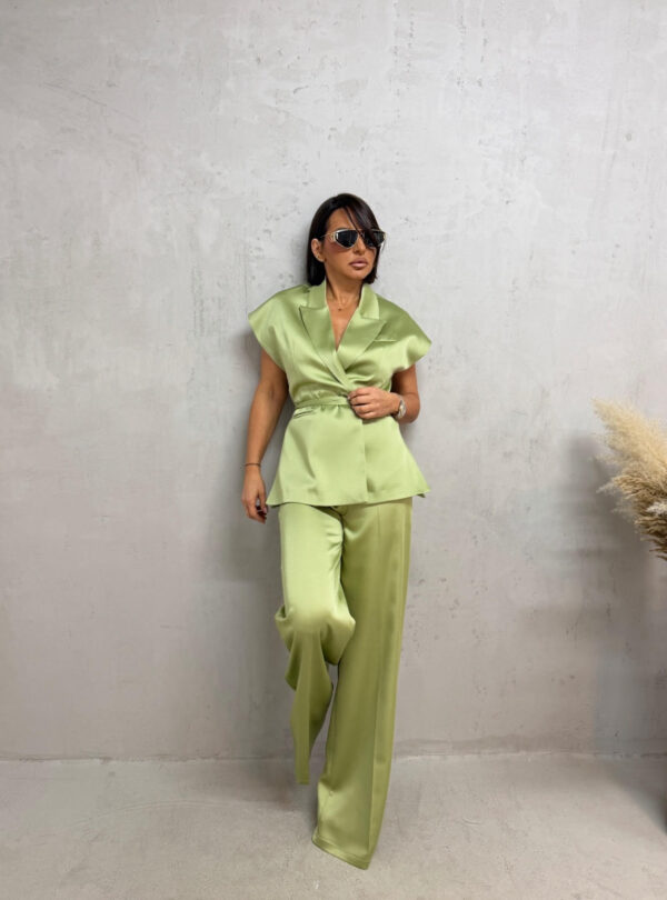Satenski pistaći zeleni sjajni elegantni komplet zvonastih pantalona visokog struka i prsluka na vezivanje