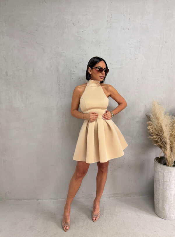 Mini bež elegantna haljina A kroja od čvrste skube sa rolka kragnom i otvorenim leđima