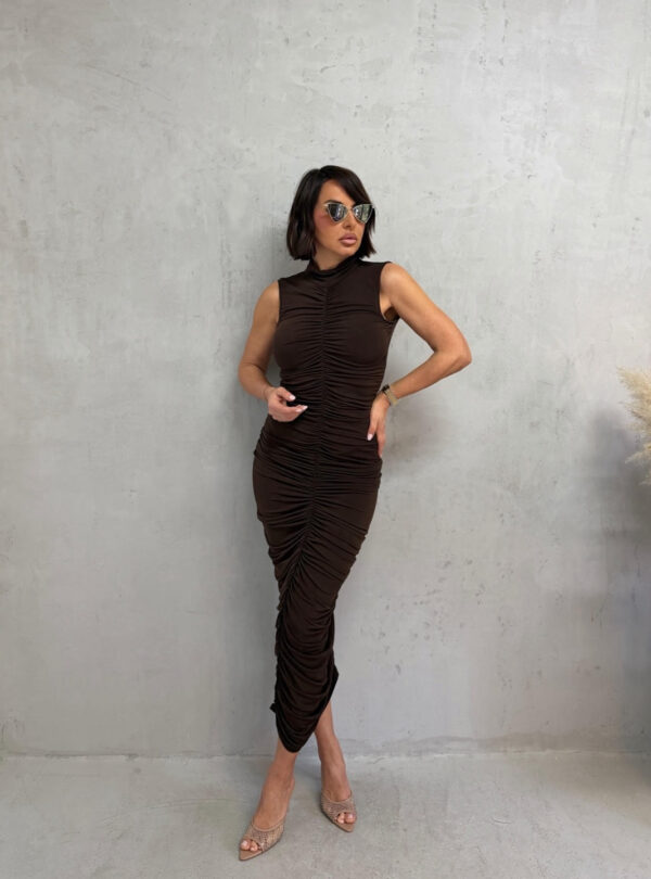 Uska braon midi nabrana haljina sa otvorenijim leđima