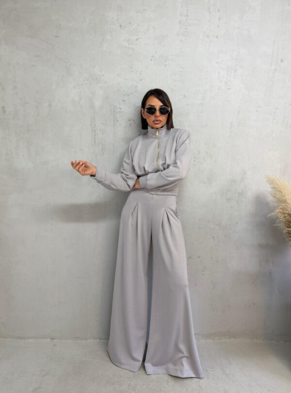 Sportsko-elegantni sivi komplet donjeg dela trenerki sa ultra širokim nogavicama i visokim strukom i strukiranom duksericom