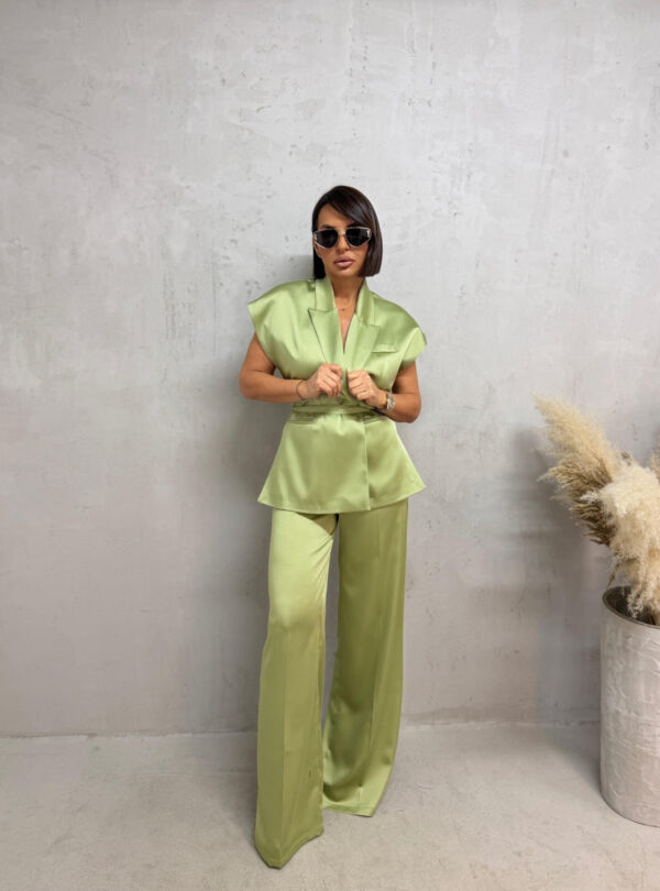 Satenski pistaći zeleni sjajni elegantni komplet zvonastih pantalona visokog struka i prsluka na vezivanje