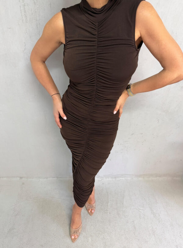 Uska braon midi nabrana haljina sa otvorenijim leđima