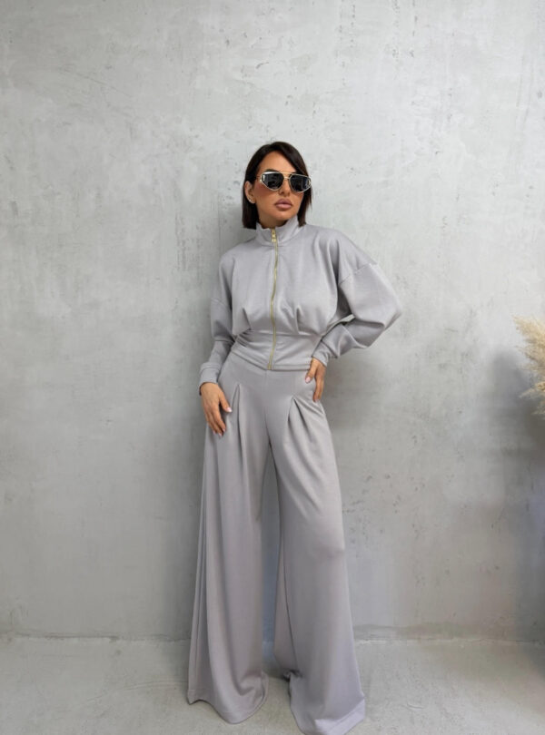 Sportsko-elegantni sivi komplet donjeg dela trenerki sa ultra širokim nogavicama i visokim strukom i strukiranom duksericom