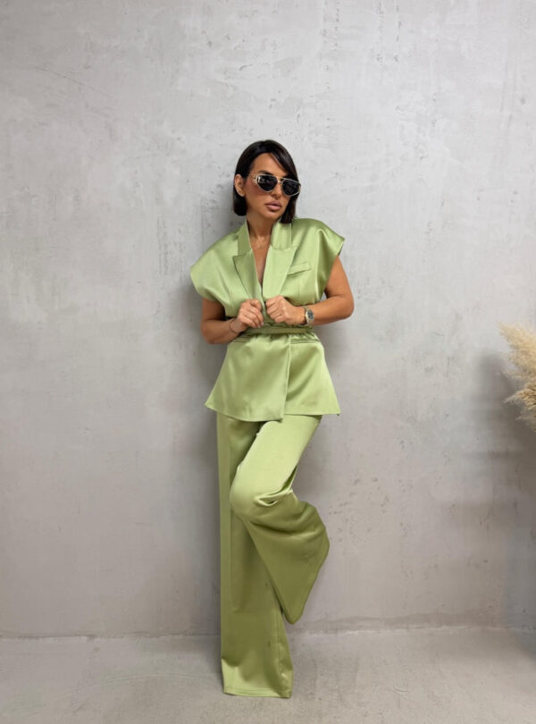 Satenski pistaći zeleni sjajni elegantni komplet zvonastih pantalona visokog struka i prsluka na vezivanje