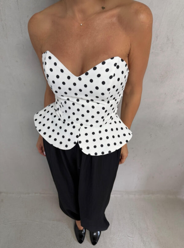 Beli polka dot peplum korset sa crnim tufnama srce dekoltea