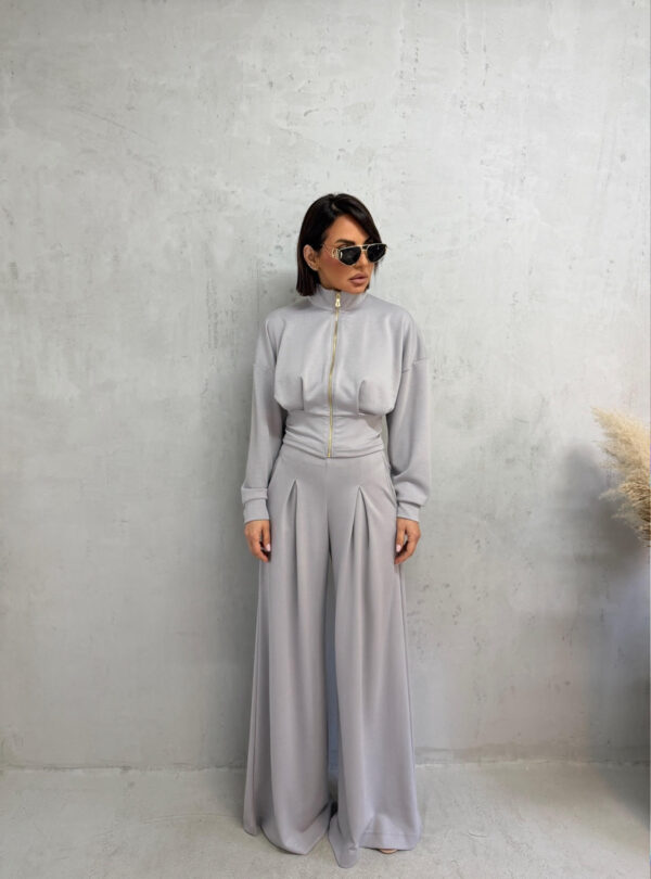 Sportsko-elegantni sivi komplet donjeg dela trenerki sa ultra širokim nogavicama i visokim strukom i strukiranom duksericom