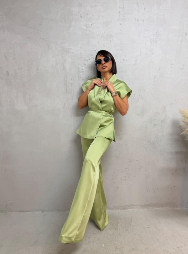 Satenski pistaći zeleni sjajni elegantni komplet zvonastih pantalona visokog struka i prsluka na vezivanje