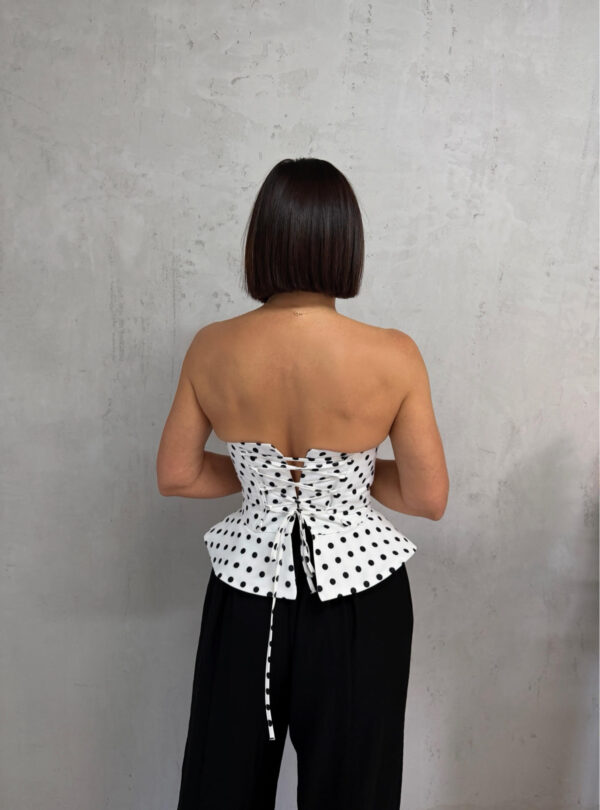 Beli polka dot peplum korset sa crnim tufnama srce dekoltea